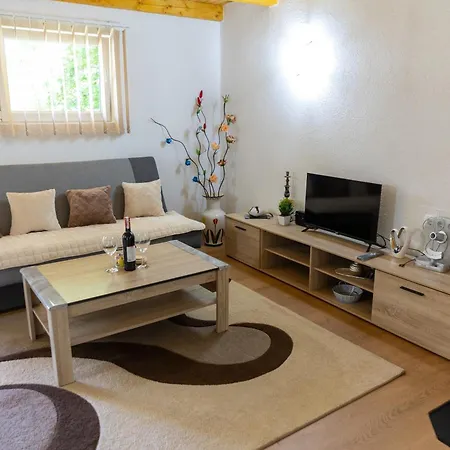 Vikendica Anastasija לקטסי